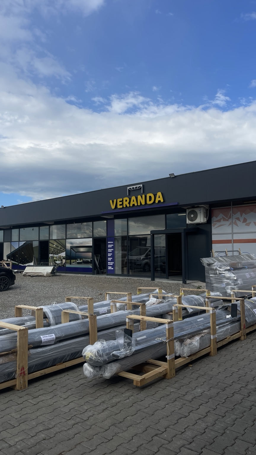 Objekti Veranda dhe produkte të paketuara për transport.
