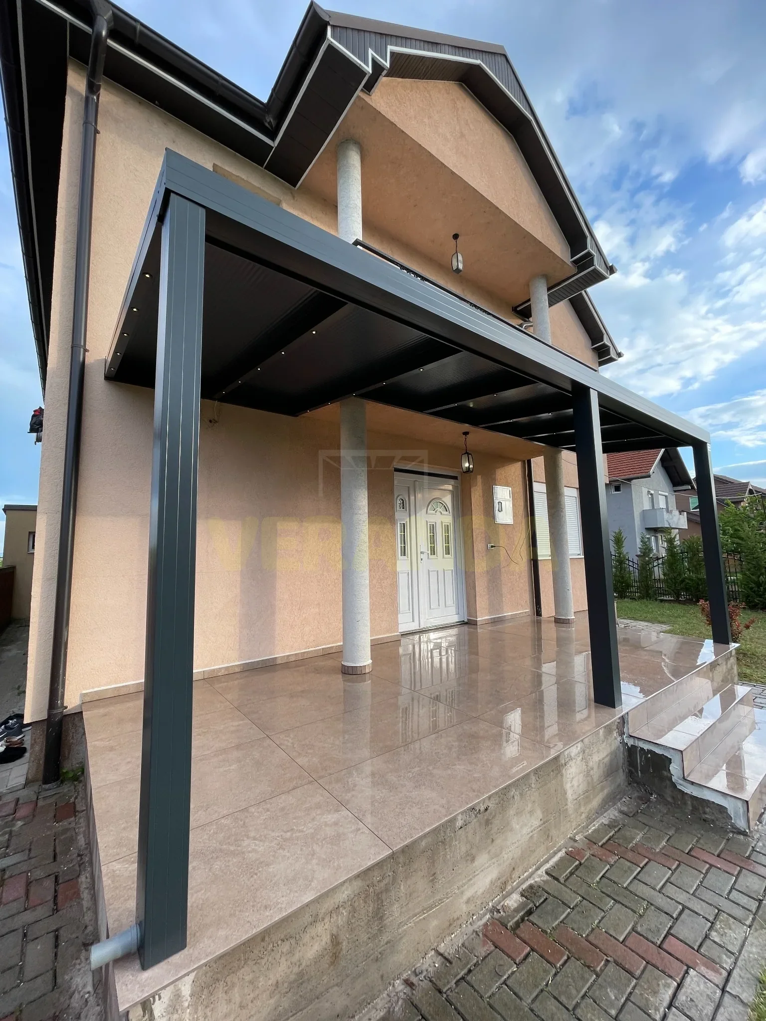 Veranda Paneli mbi hyrjen e shtëpisë