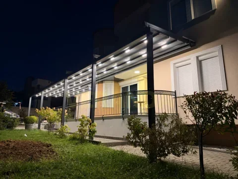 Pergolë me ndriçim LED gjatë mbrëmjes