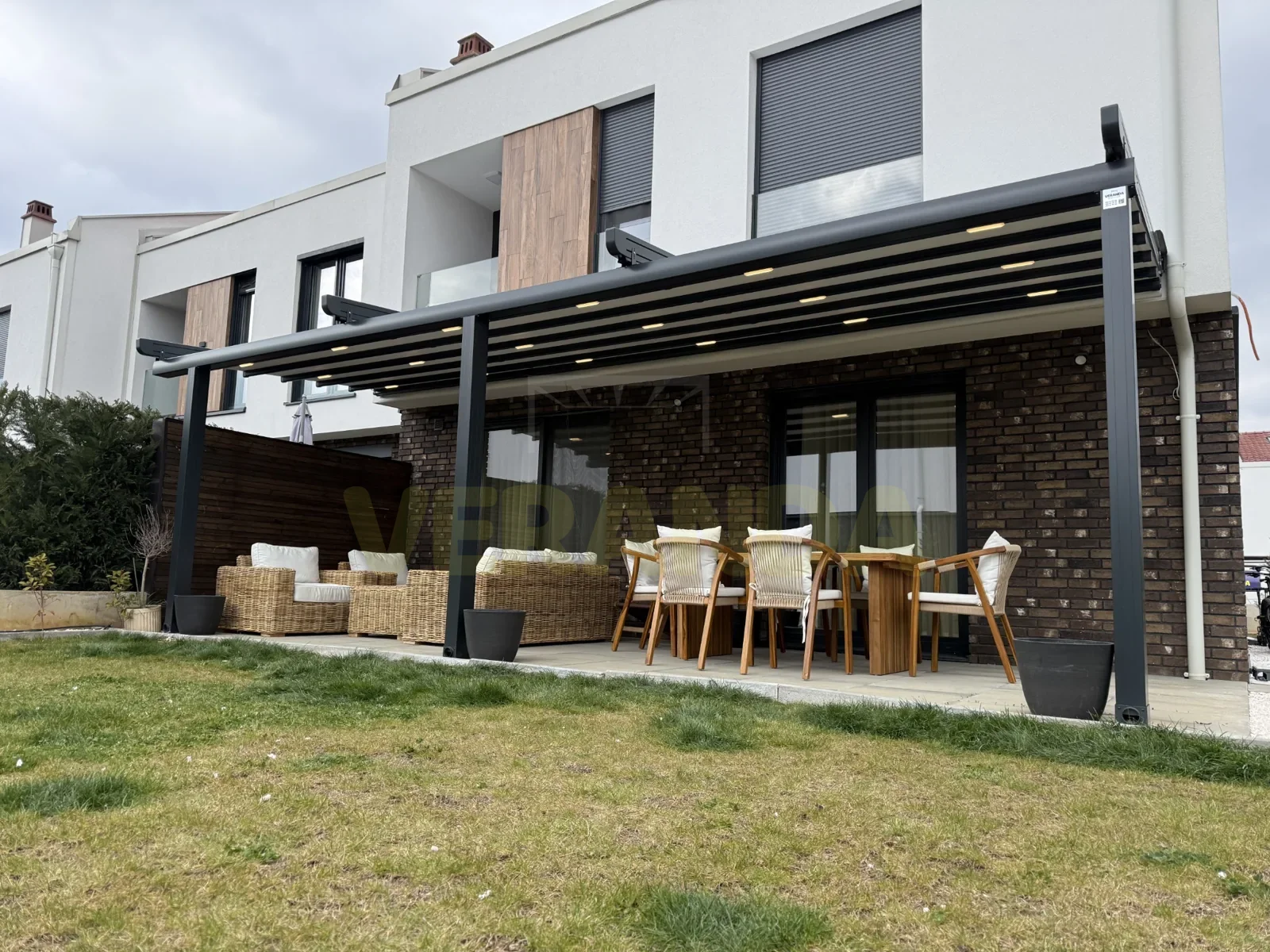 Pergola über einer Terrasse mit integrierter Beleuchtung